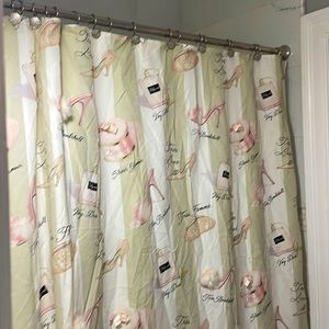 Glam shower curtain. No tears nor snags. Loved 💕. Remodeled bathroom.